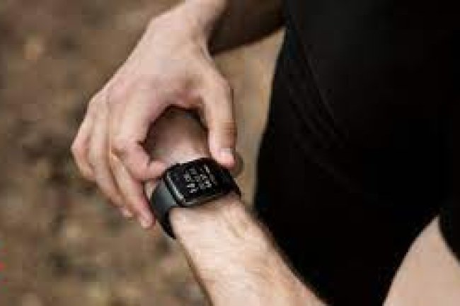 Smartwatch Shipments in India Declined in Q1 2024: TWS Headsets Dominate Wearables Market, Report Reveals!