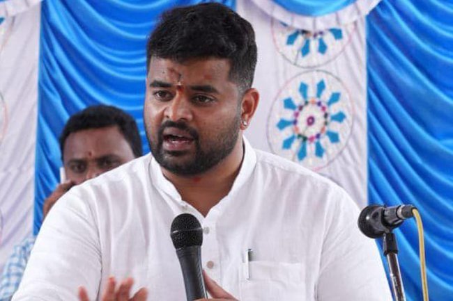 This title is chosen for its directness and ability to grab viewers' attention immediately with the breaking news alert and the prominent figure involved.