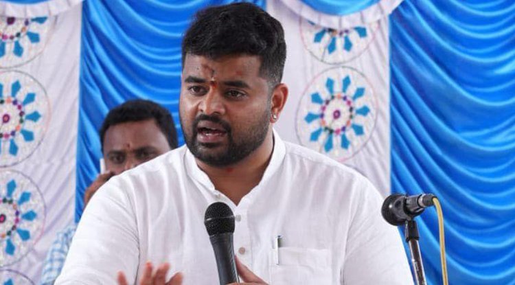 This title is chosen for its directness and ability to grab viewers' attention immediately with the breaking news alert and the prominent figure involved.