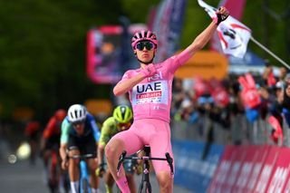 "????‍♂️ Unbelievable! Pogacar Secures Giro d'Italia Victory on Debut!"