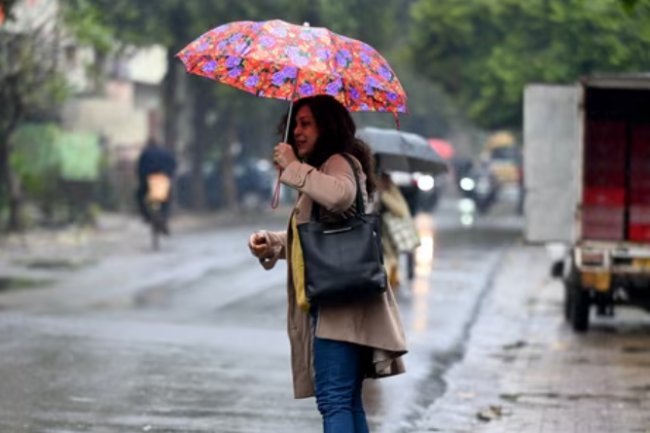 Today's weather in Delhi: IMD forecasts 35 kmph winds and showers | Updates