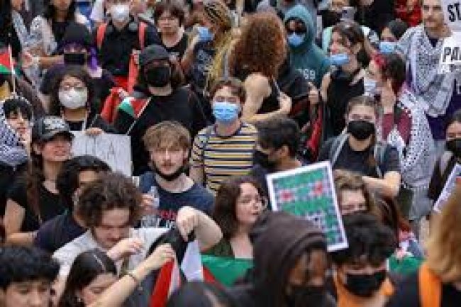 An advocacy group questions UTSA over accusations of violating free expression rights.