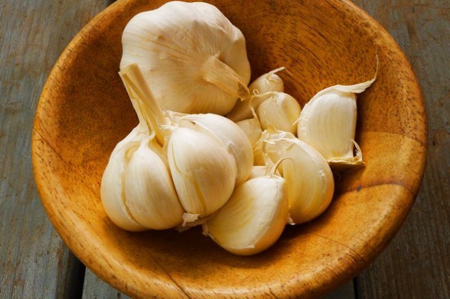 "Exploring the Remarkable Advantages: Chewing Raw Garlic on an Empty Stomach"