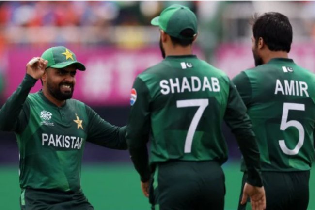 Shoaib Malik criticizes Mohammad Rizwan's shot selection and demands that Babar Azam step down as Pakistan's captain.