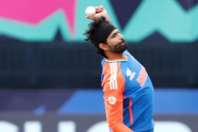 Before the USA match, Rahul Dravid speaks with the struggling Ravindra Jadeja.