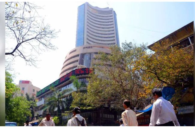 Early Trade: Reliance and Tata Consultancy services purchases cause markets to climb.