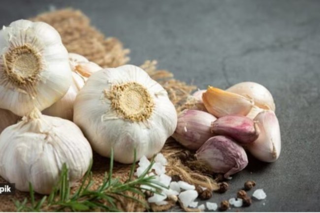 Does consuming raw garlic aid in acne reduction? An authority discloses the facts