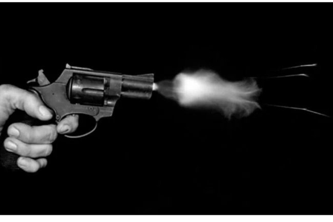 Hyderabad: Police shoot a fugitive who is stealing cell phones.