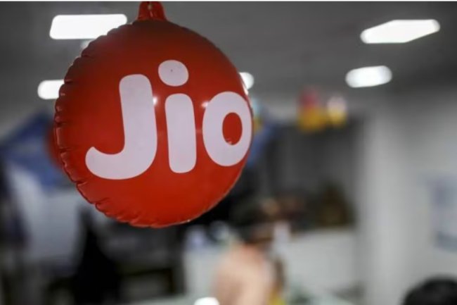 For Rs 973.63 crore, Jio purchases spectrum in two circles.