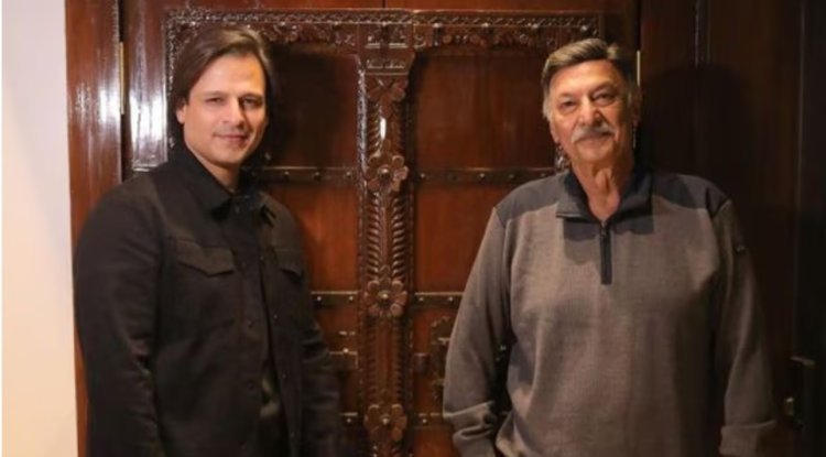 Suresh Oberoi claims that he would hold pictures of his son Vivek Oberoi while sitting outside the offices of producers: "For me, it was a second struggle."