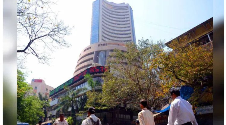 Early Trade: Reliance and Tata Consultancy services purchases cause markets to climb.