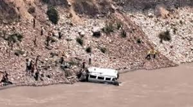 After a car carrying 23 people plunges into a gorge in Uttarakhand, 8 people are thought dead.