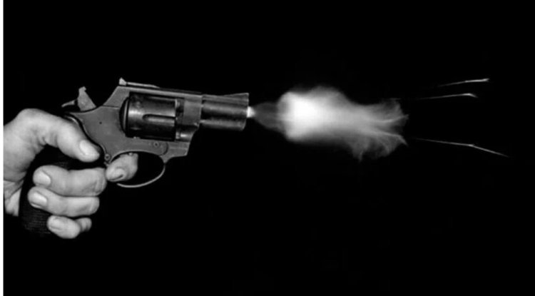 Hyderabad: Police shoot a fugitive who is stealing cell phones.