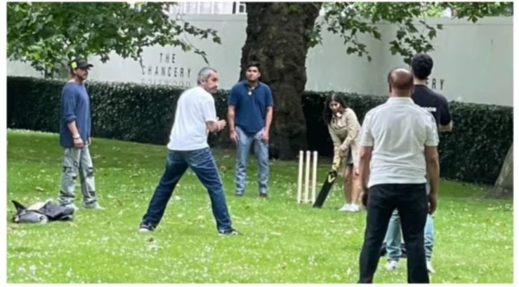 Shah Rukh and Suhana Khan play cricket with friends in London.