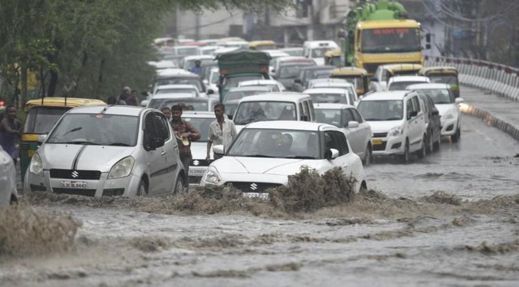 Hammers of rain Roads in Delhi-NCR are inundated, and aircraft are not operating.