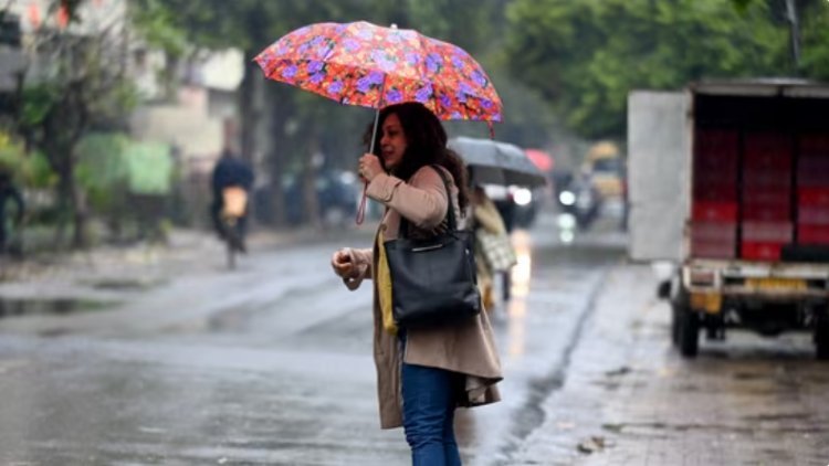 Today's weather in Delhi: IMD forecasts 35 kmph winds and showers | Updates