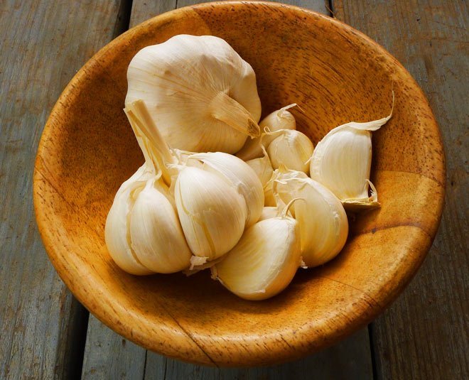 "Exploring the Remarkable Advantages: Chewing Raw Garlic on an Empty Stomach"