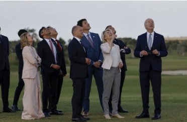 Biden 'wanders off' at the G7 Summit, but Italian Prime Minister Meloni pulls him
