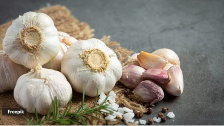 Does consuming raw garlic aid in acne reduction? An authority discloses the facts