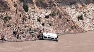 After a car carrying 23 people plunges into a gorge in Uttarakhand, 8 people are thought dead.