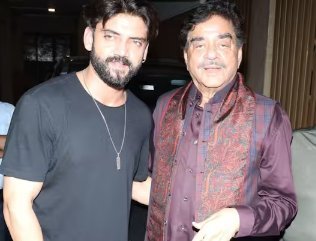Prior to his marriage to Sonakshi Sinha, Shatrughan Sinha takes a picture with Zaheer Iqbal.