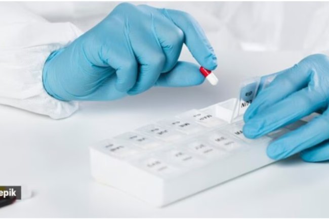 What distinguishes ordinary blood (or stool) tests from cultures?