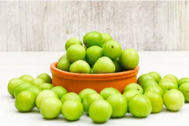 Is it possible to treat iron deficiency during menstruation with gooseberry jam?