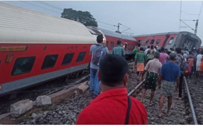 18 Mumbai-Howrah Mail coaches derailing in Jharkhand leaves 2 dead and 20 injured.