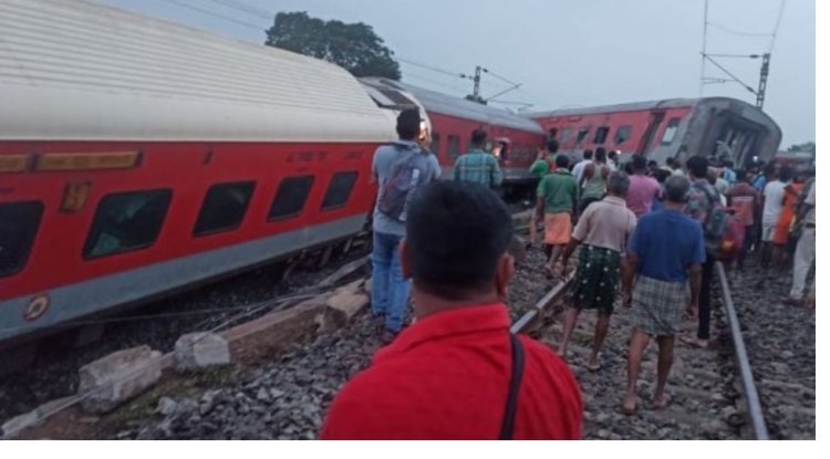 18 Mumbai-Howrah Mail coaches derailing in Jharkhand leaves 2 dead and 20 injured.