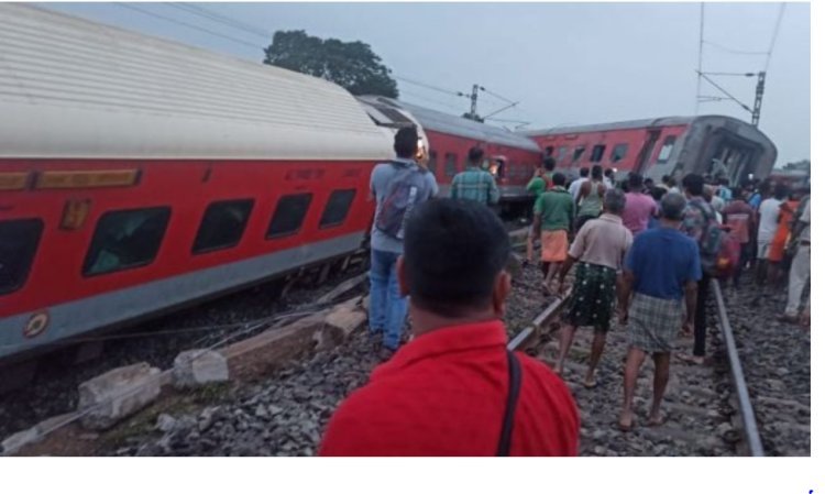 18 Mumbai-Howrah Mail coaches derailing in Jharkhand leaves 2 dead and 20 injured.