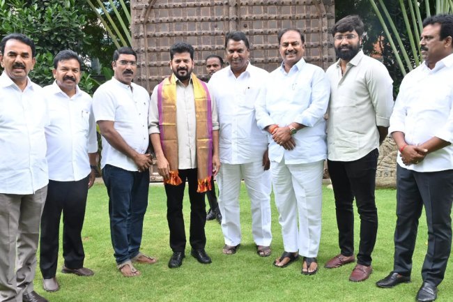 Gadwal Legislator Revanth Reddy and Krishna Mohan Reddy meet.