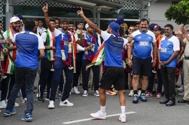 Members of the Indian Hockey Team Return Home to Much Fanfare