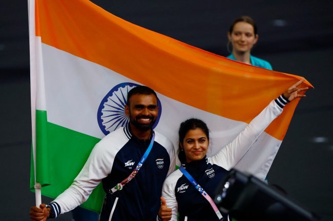 With several warning signs and a few smiles, Paris departs India.