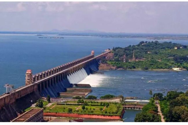 Minister, Andhra Pradesh experts tour Tungabhadra Dam.