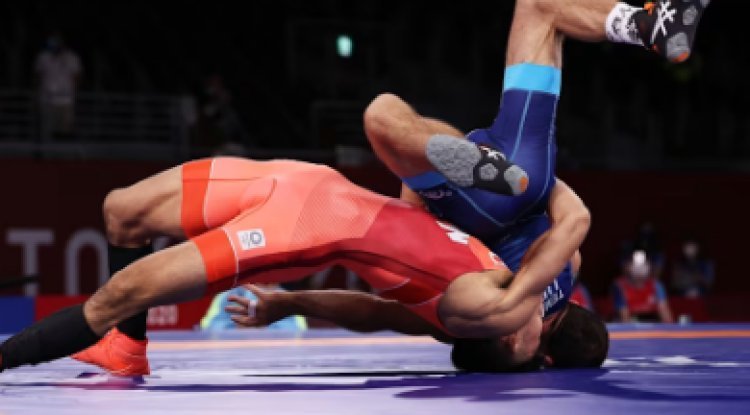 Live updates from the 2024 Paris Olympics: golfers start their campaign, with hopes for medals in wrestling