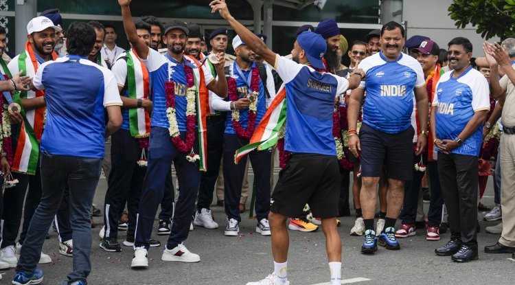 Members of the Indian Hockey Team Return Home to Much Fanfare