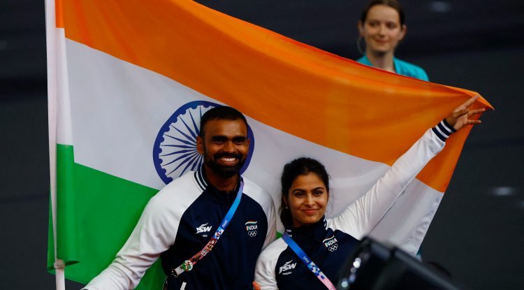 With several warning signs and a few smiles, Paris departs India.