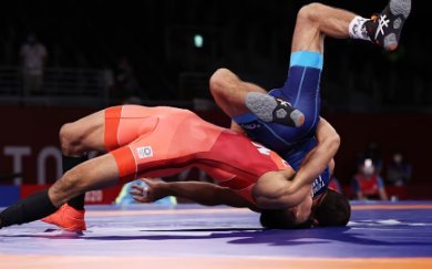 Live updates from the 2024 Paris Olympics: golfers start their campaign, with hopes for medals in wrestling