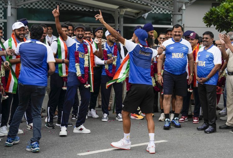 Members of the Indian Hockey Team Return Home to Much Fanfare